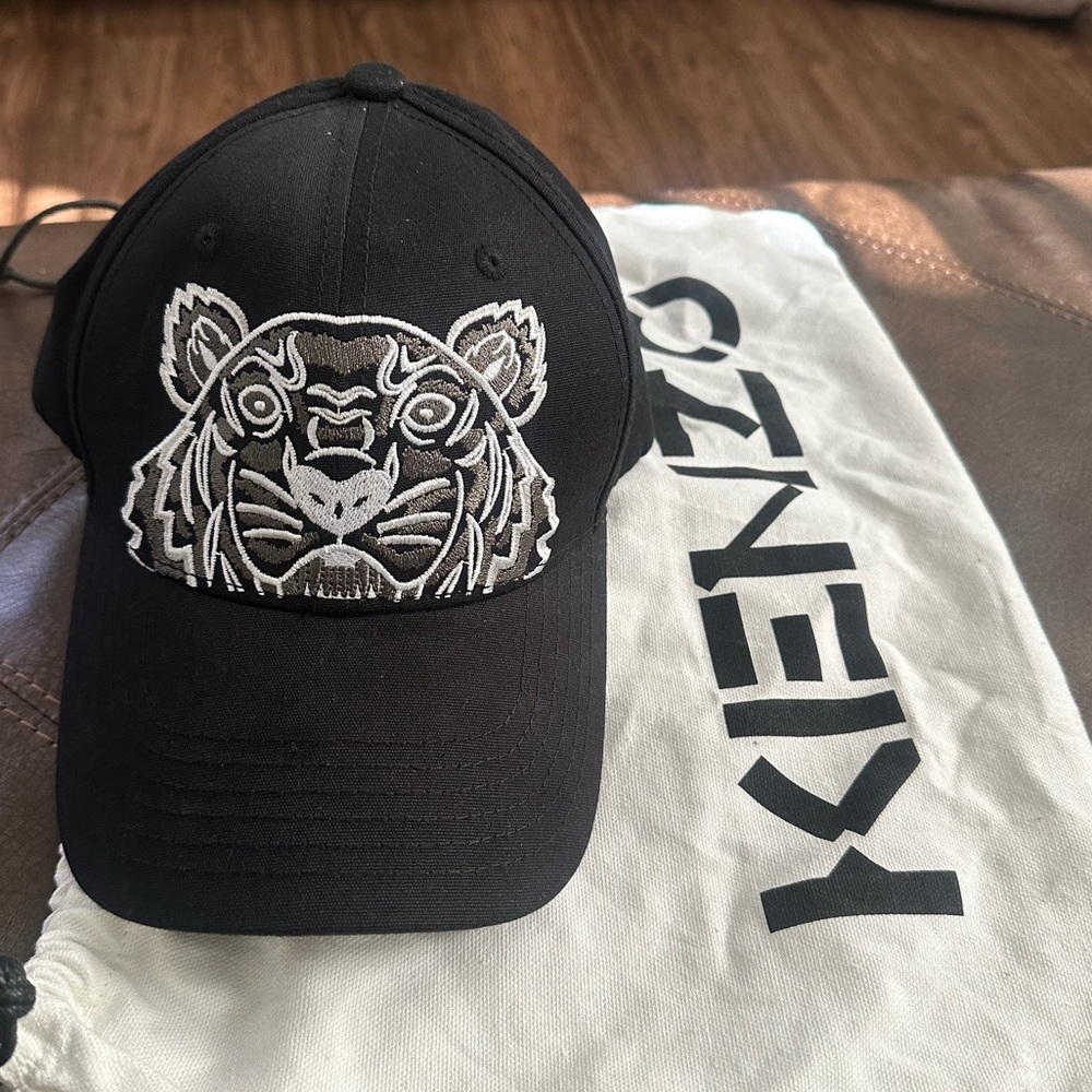 Kenzo Paris hat